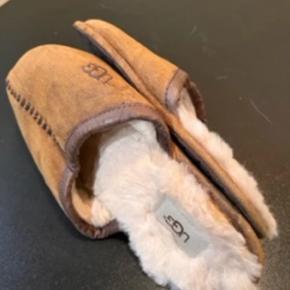 Ugg size 10 Mens closed toe scuff slippers in Chestnut suede